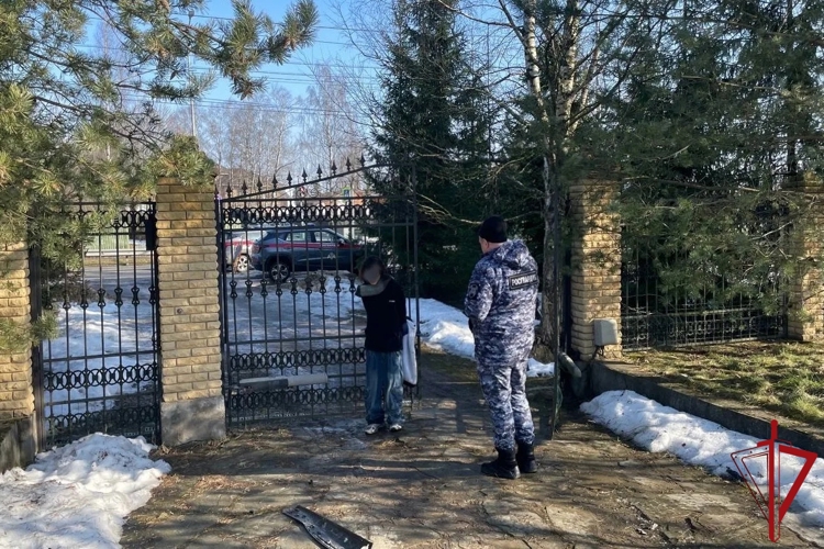 В Петродворцовом районе наряд Росгвардии задержал неадекватного водителя, протаранившего ворота частного дома