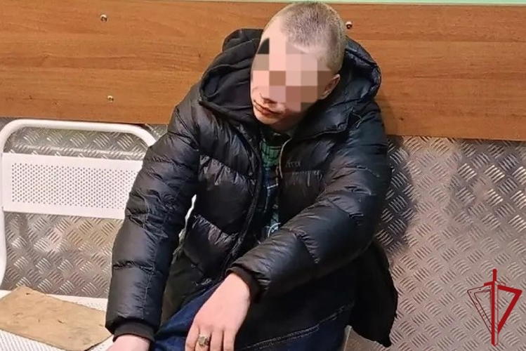 В Рощино росгвардейцы задержали нетрезвого хулигана, разбившего стекло у припаркованной машины