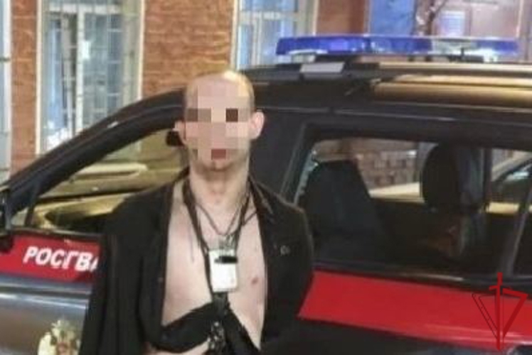 В Красногвардейском районе наряд Росгвардии задержал хулигана, повредившего молотком входную дверь соседней квартиры