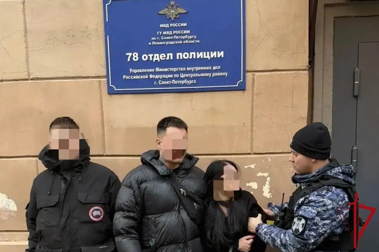 Петербургские росгвардейцы задержали нетрезвых правонарушителей, забравшихся на крышу одного из домов в центре города