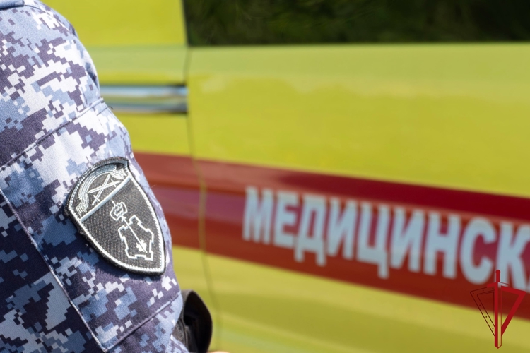 В Гатчинском районе росгвардейцы оказали доврачебную помощь пенсионеру, которому стало плохо на улице