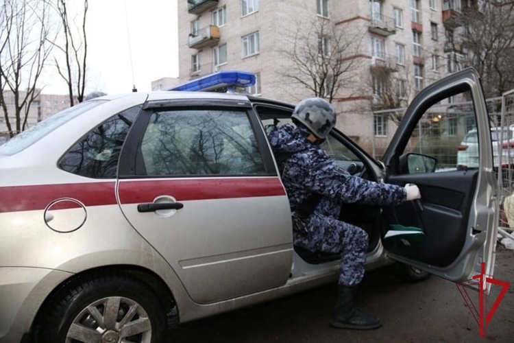 В Сестрорецке сотрудники Росгвардии задержали злоумышленника, тяжело ранившего ножом гостя в своей квартире