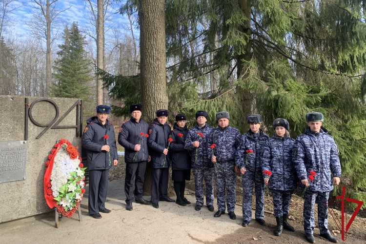 В Санкт-Петербурге росгвардейцы почтили память павших защитников Отечества