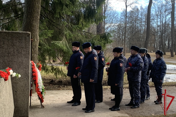 В Санкт-Петербурге росгвардейцы почтили память павших защитников Отечества
