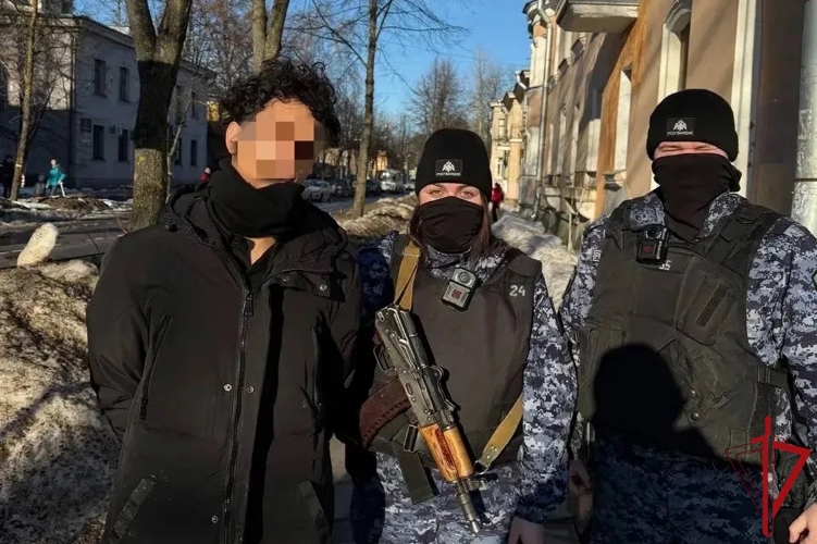 Сотрудники Росгвардии оперативно задержали подростка, совершившего поджог АЗС самообслуживания в Металлострое