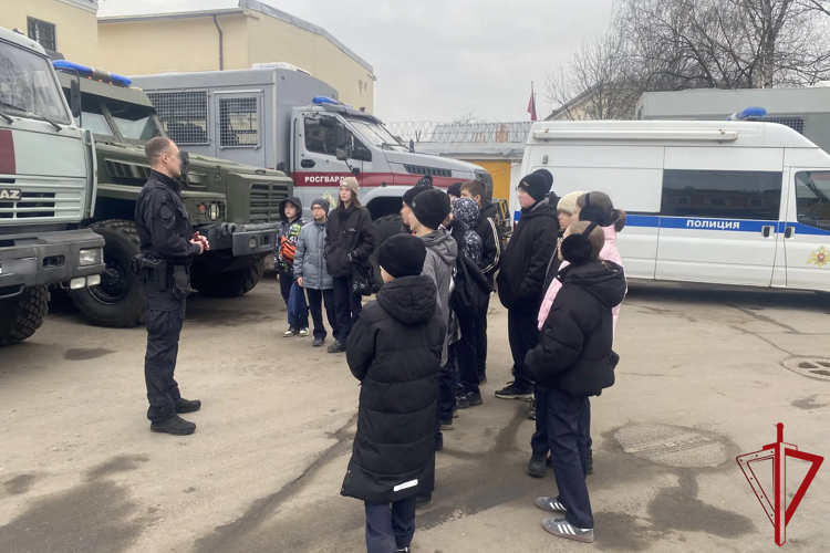 В транспортном ОМОН "Балтика" Росгвардии провели урок мужества для учащихся кадетского класса