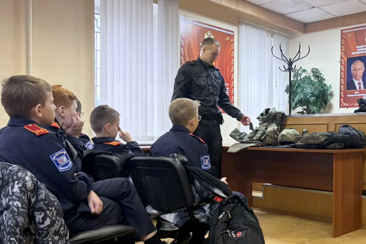 В транспортном ОМОН "Балтика" Росгвардии провели урок мужества для учащихся кадетского класса