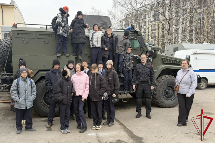 В транспортном ОМОН "Балтика" Росгвардии провели урок мужества для учащихся кадетского класса
