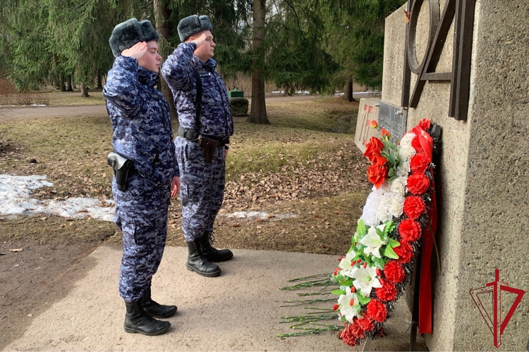В Санкт-Петербурге росгвардейцы почтили память павших защитников Отечества