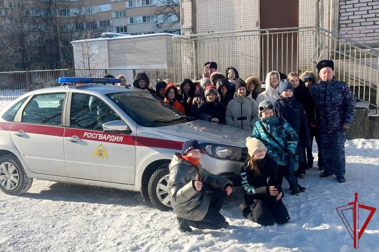 В Санкт-Петербурге представители Росгвардии провели встречу со школьниками, приуроченную ко Дню защитника Отечества