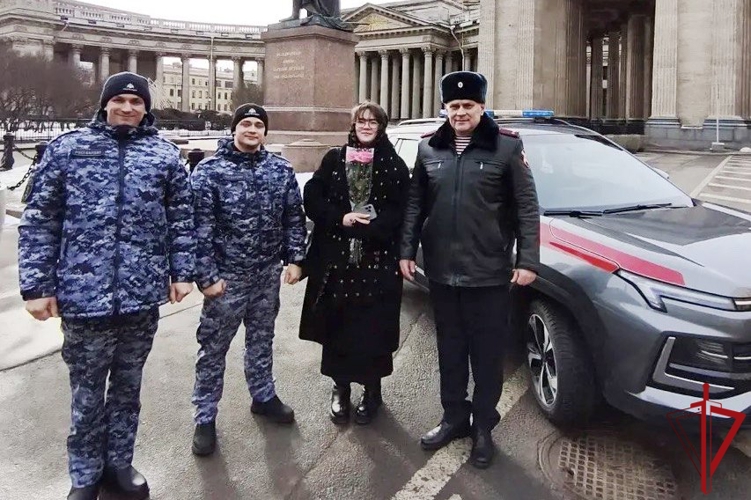 Представители вневедомственной охраны поздравили жительниц Санкт-Петербурга с Международным женским днём