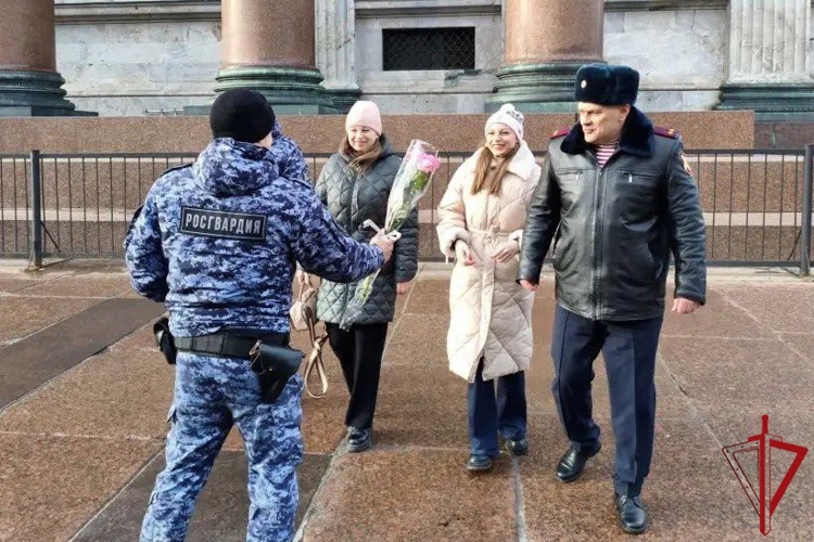 Представители вневедомственной охраны поздравили жительниц Санкт-Петербурга с Международным женским днём