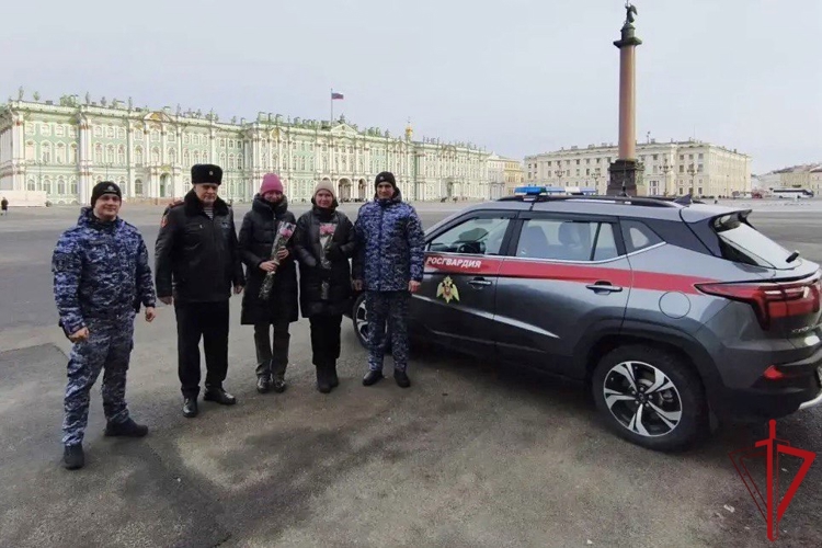 Представители вневедомственной охраны поздравили жительниц Санкт-Петербурга с Международным женским днём