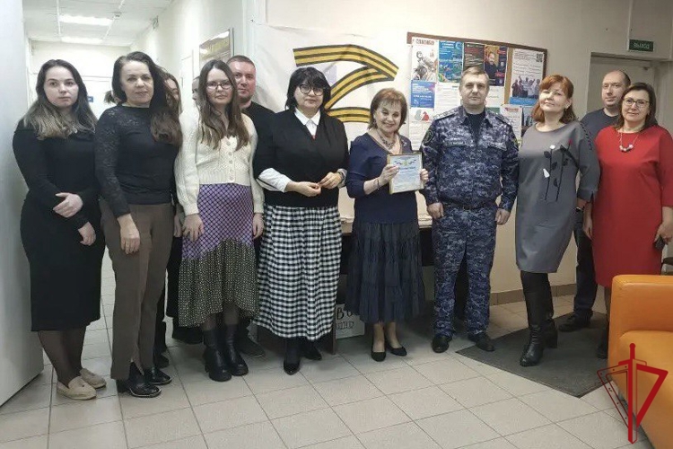 Представитель Росгвардии вручил благодарственное письмо заместителю главы муниципального образования Полюстрово