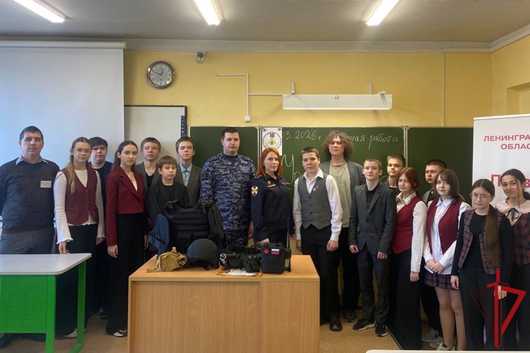 В Лодейнопольском районе сотрудники вневедомственной охраны провели встречу со школьниками, посвященную 10-летию образования Росгвардии