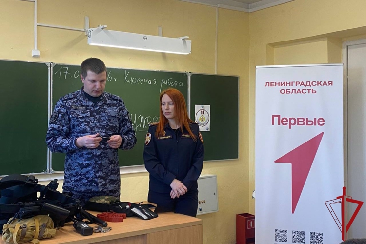 В Лодейнопольском районе сотрудники вневедомственной охраны провели встречу со школьниками, посвященную 10-летию образования Росгвардии