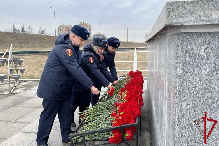 Петербургские росгвардейцы почтили память бойцов 21-й стрелковой дивизии войск НКВД