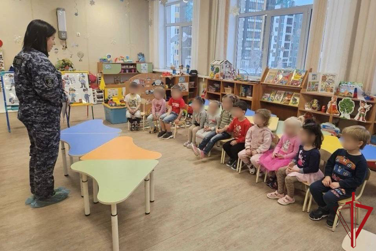В преддверии Международного женского дня сотрудница Росгвардии провела мероприятие с воспитанниками детского сада