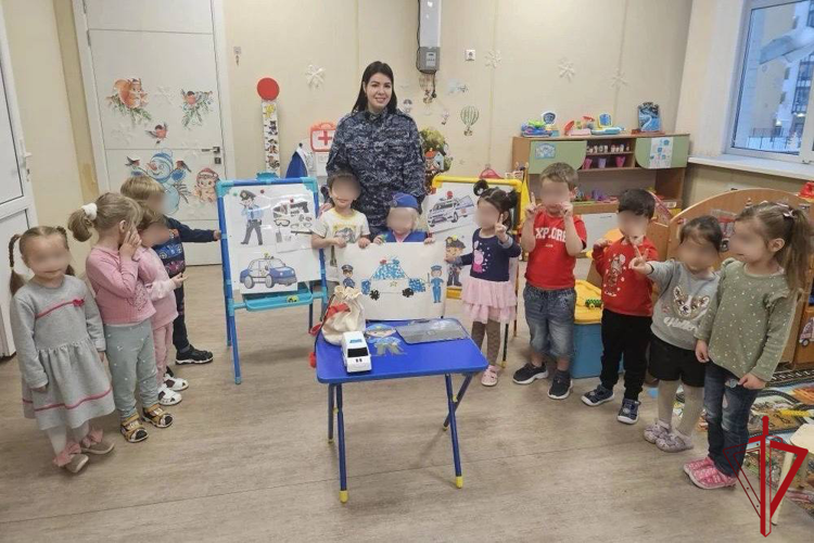 В преддверии Международного женского дня сотрудница Росгвардии провела мероприятие с воспитанниками детского сада