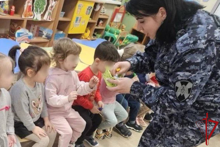 В преддверии Международного женского дня сотрудница Росгвардии провела мероприятие с воспитанниками детского сада