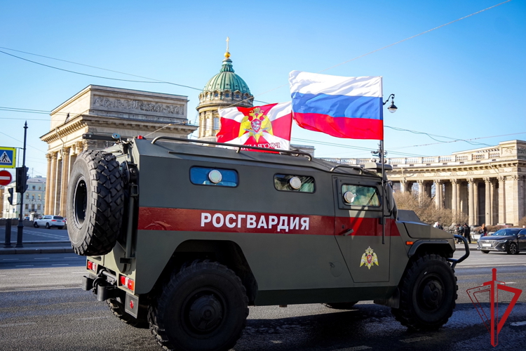 В Санкт-Петербурге автомобили подразделений ГУ Росгвардии приняли участие в праздничном автопробеге