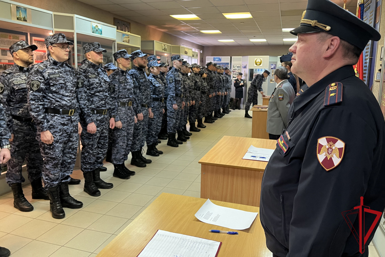 В преддверии 10-летия образования Росгвардии и 215-летия войск правопорядка петербургские росгвардейцы приняли присягу на верность Родине