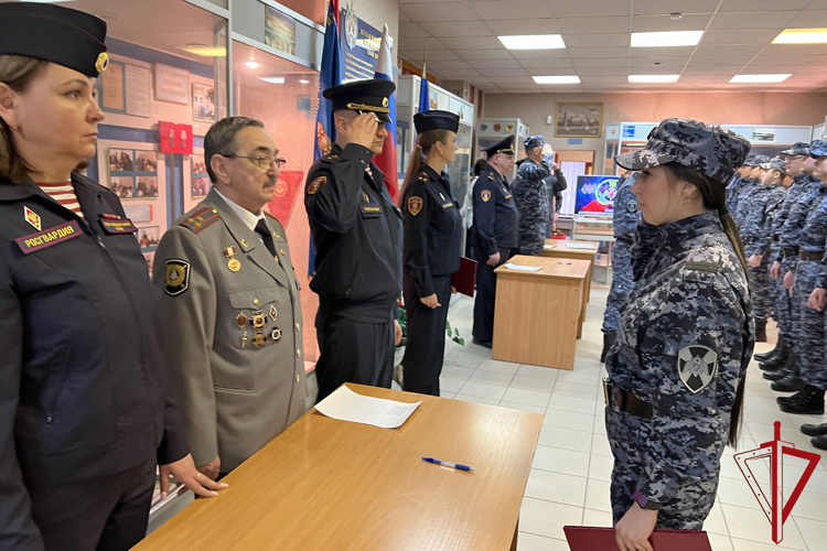 В преддверии 10-летия образования Росгвардии и 215-летия войск правопорядка петербургские росгвардейцы приняли присягу на верность Родине