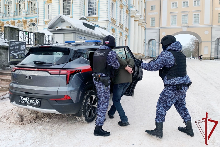 В Санкт-Петербурге сотрудники Росгвардии провели занятия по нейтрализации вооруженных преступников и освобождению заложников в Екатерининском дворце