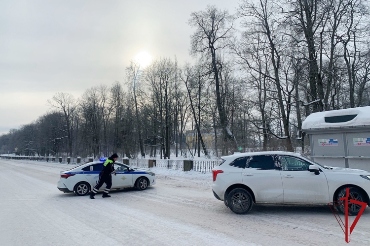 В Санкт-Петербурге сотрудники Росгвардии провели занятия по нейтрализации вооруженных преступников и освобождению заложников в Екатерининском дворце