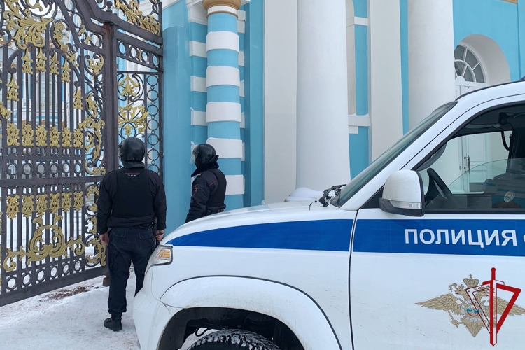 В Санкт-Петербурге сотрудники Росгвардии провели занятия по нейтрализации вооруженных преступников и освобождению заложников в Екатерининском дворце