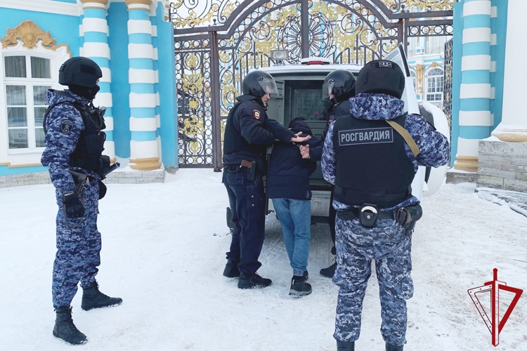 В Санкт-Петербурге сотрудники Росгвардии провели занятия по нейтрализации вооруженных преступников и освобождению заложников в Екатерининском дворце