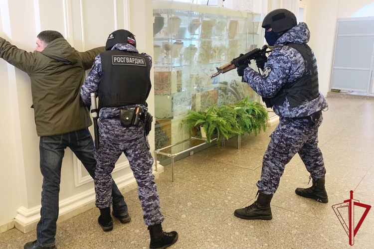 В Санкт-Петербурге сотрудники Росгвардии провели занятия по нейтрализации вооруженных преступников и освобождению заложников в Екатерининском дворце