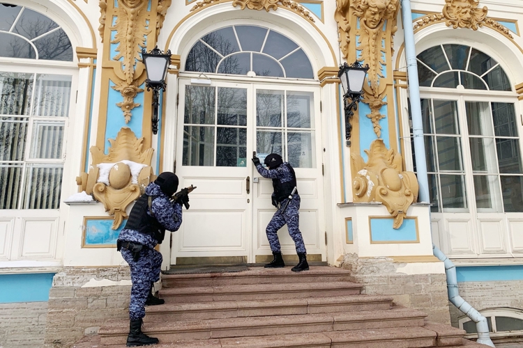 В Санкт-Петербурге сотрудники Росгвардии провели занятия по нейтрализации вооруженных преступников и освобождению заложников в Екатерининском дворце