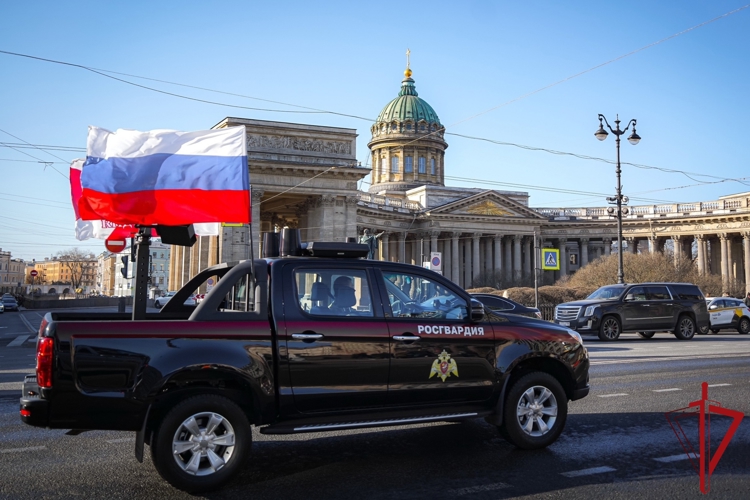 В Санкт-Петербурге автомобили подразделений ГУ Росгвардии приняли участие в праздничном автопробеге