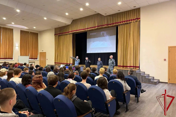 В Петербурге сотрудники Росгвардии провели встречу с учащимися лицея
