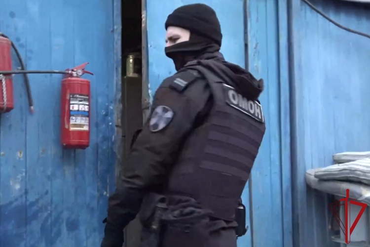 В Санкт-Петербурге при содействии сотрудников ОМОН Росгвардии прошел рейд по проверке соблюдения миграционного законодательства