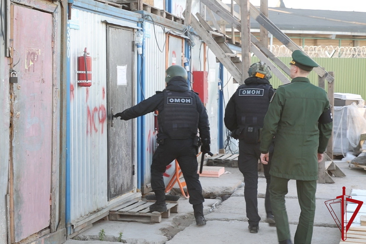 В Санкт-Петербурге сотрудники ОМОН Росгвардии оказали содействие военному следствию и военной полиции в проведении рейда