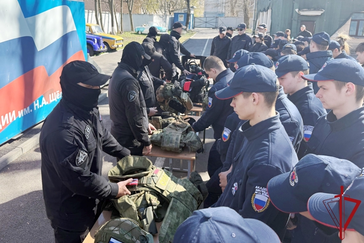 В Санкт-Петербурге представители ОМОН Росгвардии провели встречи с учащимися правоохранительного колледжа