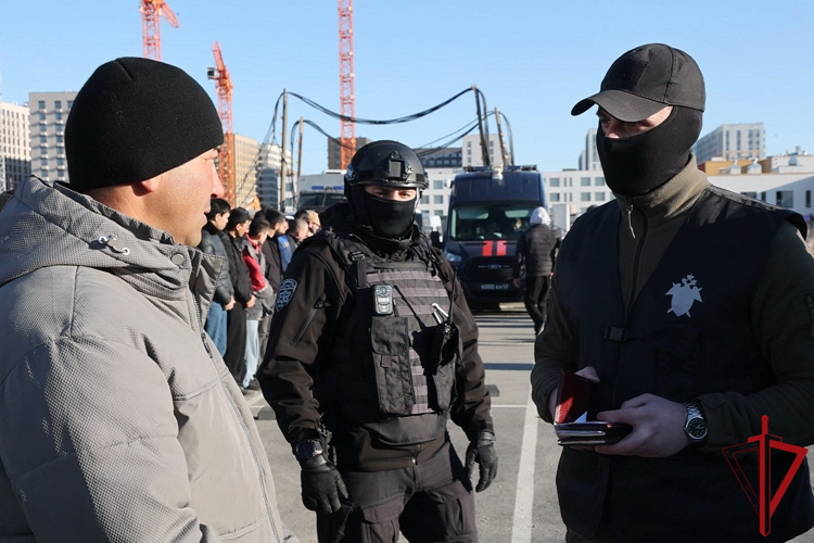 В Санкт-Петербурге сотрудники ОМОН Росгвардии оказали содействие военному следствию и военной полиции в проведении рейда