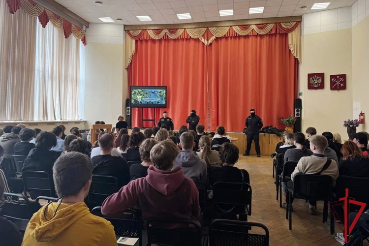  Представители ОМОН Росгвардии провели встречу со студентами петербургского колледжа