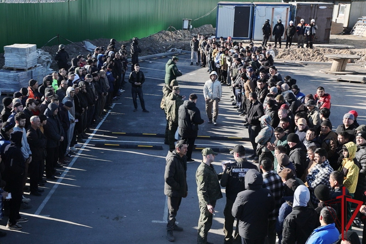 В Санкт-Петербурге сотрудники ОМОН Росгвардии оказали содействие военному следствию и военной полиции в проведении рейда