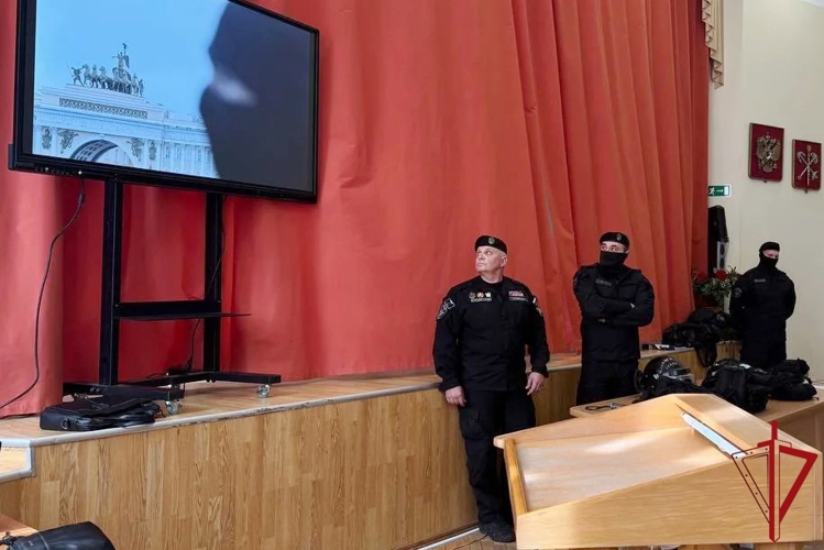  Представители ОМОН Росгвардии провели встречу со студентами петербургского колледжа