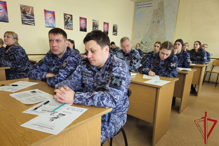 В Санкт-Петербурге сотрудники Росгвардии приняли участие в акции «Диктант Победы»