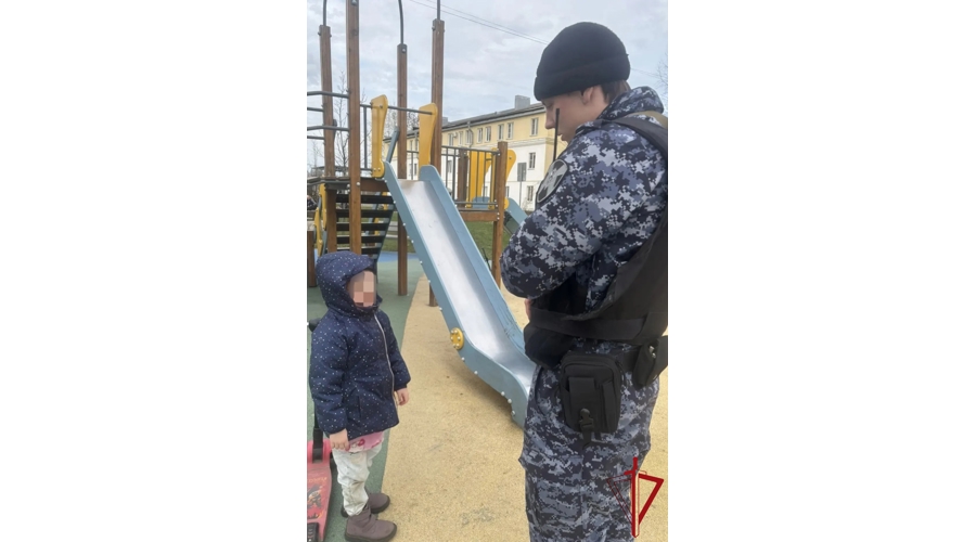 В одном из поселков Ленобласти росгвардейцы обнаружили малолетних сестер, которые гуляли одни и не могли самостоятельно вернуться домой