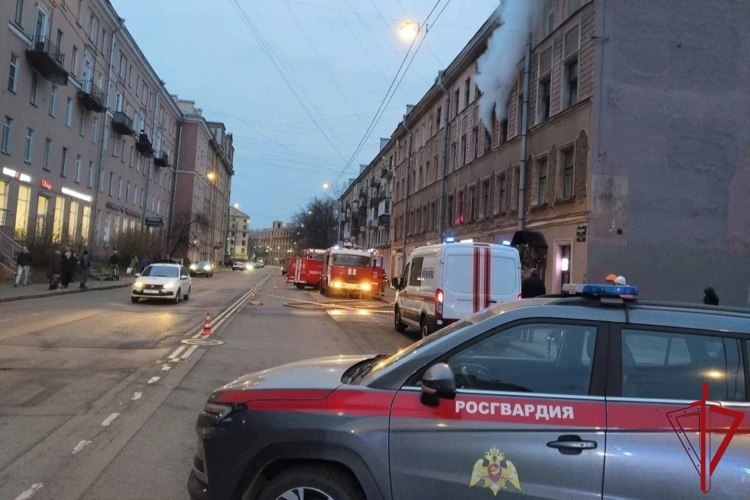 На Васильевском острове сотрудники Росгвардии обнаружили возгорание в жилом доме и помогли в эвакуации жильцов