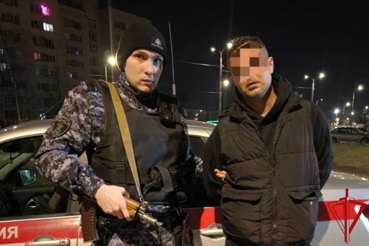 В Калининском районе сотрудники Росгвардии задержали правонарушителя, бросившего булыжник в окно квартиры