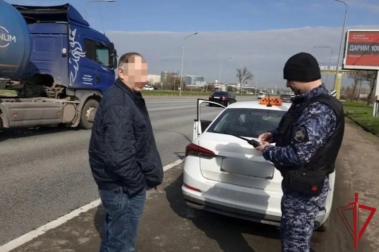 В Московском районе росгвардейцы обнаружили объявленный в розыск автомобиль и задержали водителя, подозреваемого в краже