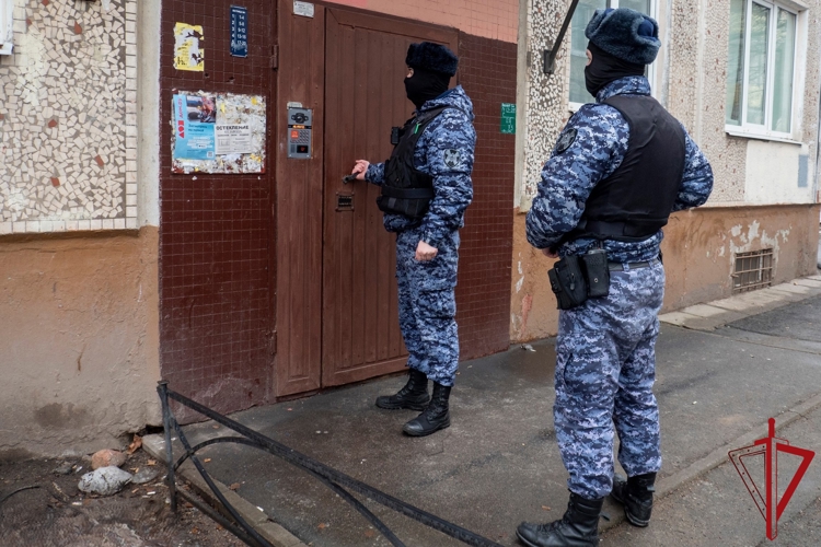 В Сестрорецке сотрудники Росгвардии обнаружили ребенка, оставленного без присмотра в квартире в антисанитарных условиях