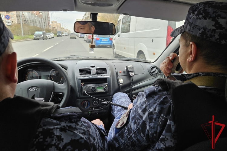 Росгвардейцы задержали гражданина, угрожавшего ножом подростку в Парке культуры и отдыха в городе Колпино