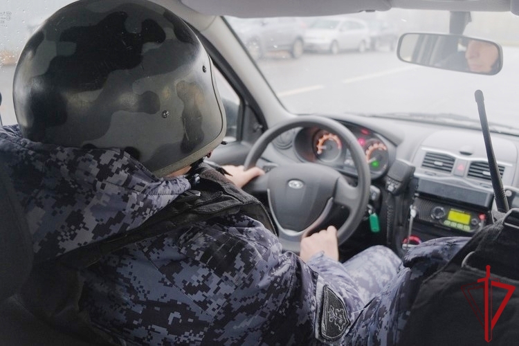 В Центральном районе наряд Росгвардии обнаружил разыскиваемый автомобиль и задержал водителя, подозреваемого в мошенничестве